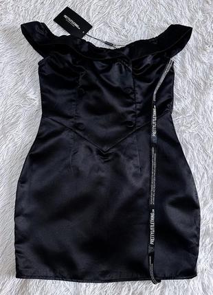 Черное атласное платье prettylittlething со спущенными плечиками6 фото