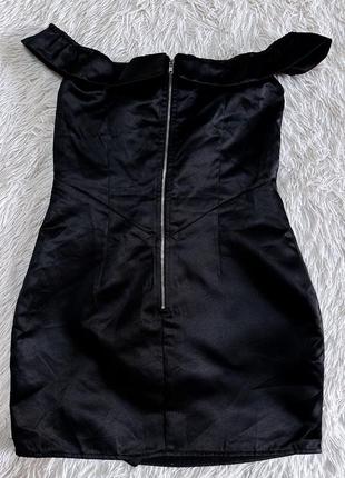 Черное атласное платье prettylittlething со спущенными плечиками7 фото