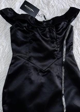 Черное атласное платье prettylittlething со спущенными плечиками10 фото
