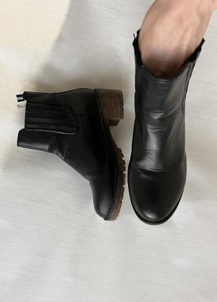Ботильйони чорні високі челсі класичні якісні ботинки осінні весняні на низькому каблуку базові стильні трендові5 фото
