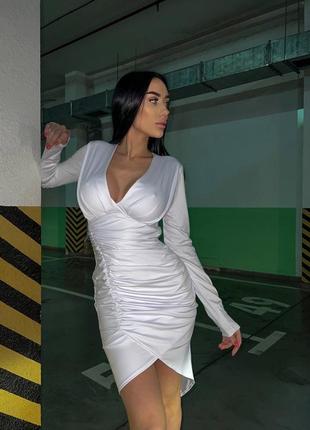 Эффектное платье с драпировкой