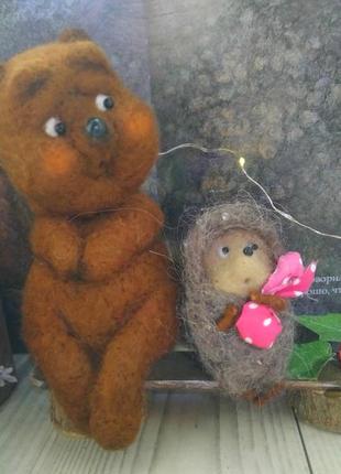 Ежик с отмешком на скамейке