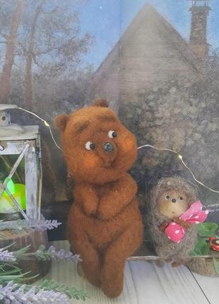 Ежик с отмешком на скамейке