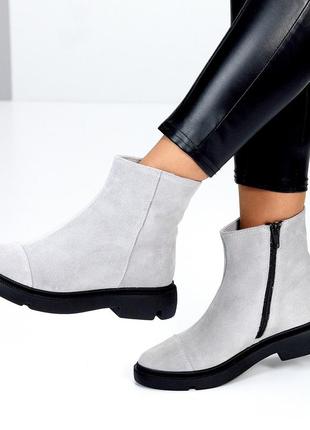 Стильні ділові жіночі черевики, гострий носок на блискавці, мінімалізм у замші сірого кольору зима 2