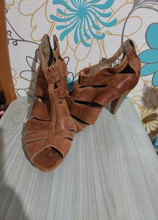 Босоножкие