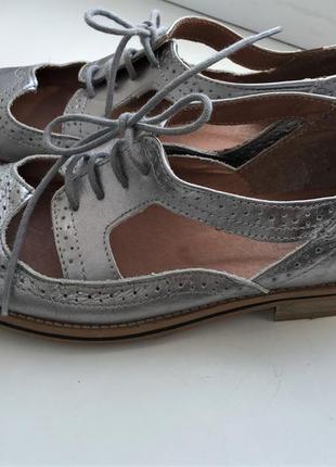 Стильные кожаные туфли броги  topshop с разрезами 39 р. оксфорды металлик, серебристые3 фото