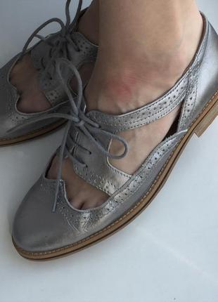 Стильные кожаные туфли броги  topshop с разрезами 39 р. оксфорды металлик, серебристые9 фото