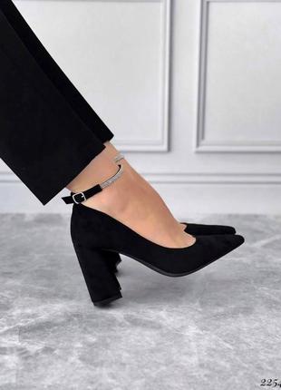 Женские черные замшевые туфли на каблуке с ремешком в стразы