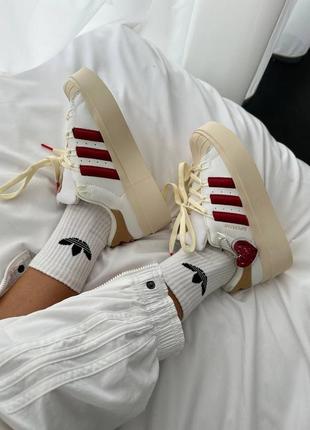 Нереально милые женские кроссовки на платформе adidas superstar bonega strawberry cream молочные с красным6 фото