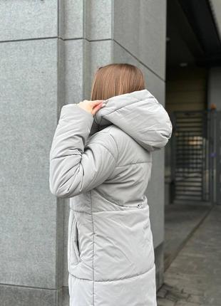 Зимове пальто куртка довга нижче коліна сірого кольору з капюшоном на замку з кишенями тепла8 фото
