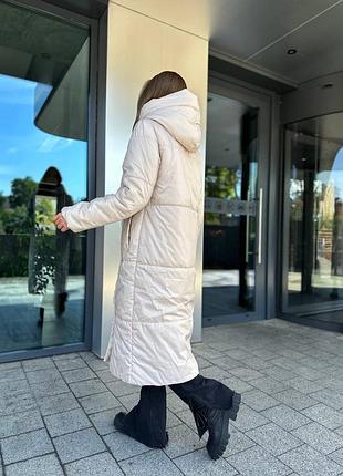 Довга куртка пальто пуховик молочного кольору з капюшоном стильна жіночна довга тепла зимова