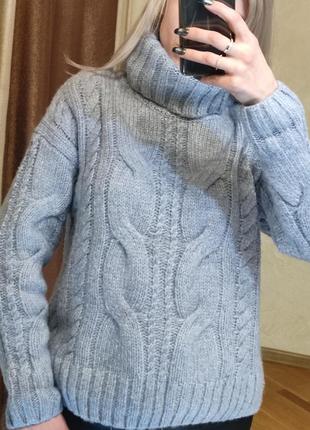 Теплый объемный свитер с высоким горлом3 фото