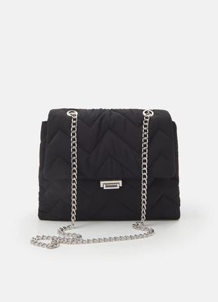 Стильная стеганая черная женская сумка с цепочкой