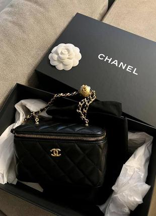 Женская черная кожаная сумка в стиле шанель chanel vanity case с золотой цепочкой