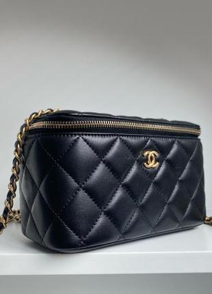 Женская черная кожаная сумка в стиле шанель chanel vanity case с золотой цепочкой3 фото