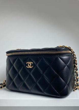 Женская черная кожаная сумка в стиле шанель chanel vanity case с золотой цепочкой2 фото