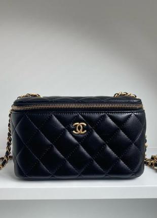 Женская черная кожаная сумка в стиле шанель chanel vanity case с золотой цепочкой4 фото