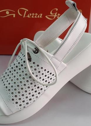 Розпродаж!комфортні шкіряні білі босоніжки на платформі terra grande