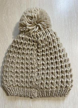 Очень красивая и стильная вязаная шапка.