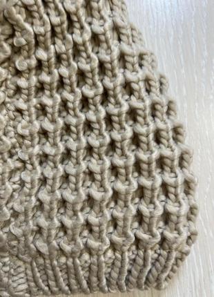 Очень красивая и стильная вязаная шапка.