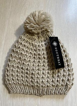 Очень красивая и стильная вязаная шапка.