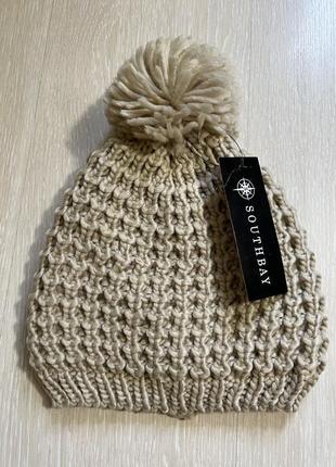 Очень красивая и стильная вязаная шапка.