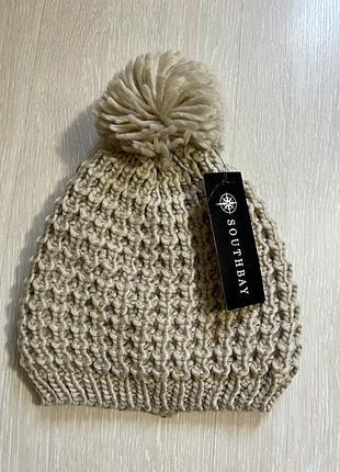 Очень красивая и стильная вязаная шапка.