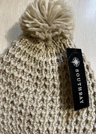 Очень красивая и стильная вязаная шапка.