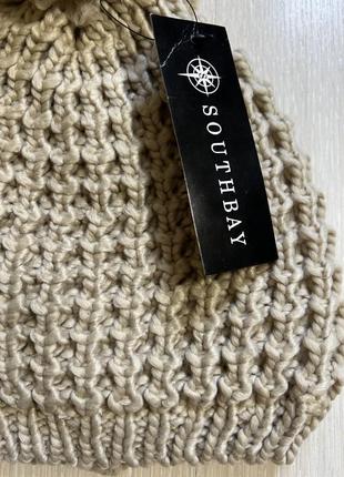 Очень красивая и стильная вязаная шапка.