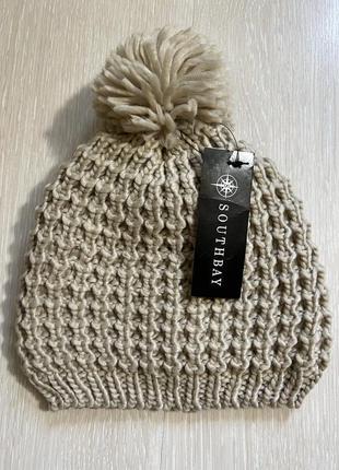 Очень красивая и стильная вязаная шапка.