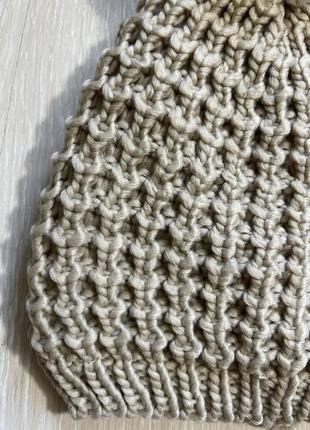 Очень красивая и стильная вязаная шапка.