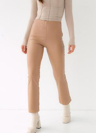 Штаны из кожзама на флисе прямого фасона hot fashion - светло-коричневый цвет, s (есть размеры)