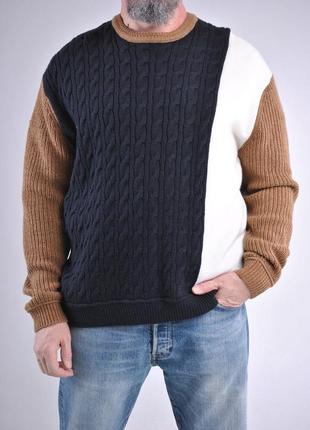 Красивый свитер комбинированный