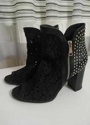 Крутезні босоніжки в ідеальному стані