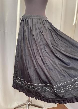Винтажная шелковая юбка макси пышная из дикого шелка черная с серебряным узором вдоль подола в народном стиле винтаж