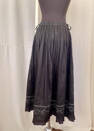 Винтажная шелковая юбка макси пышная из дикого шелка черная с серебряным узором вдоль подола в народном стиле винтаж5 фото