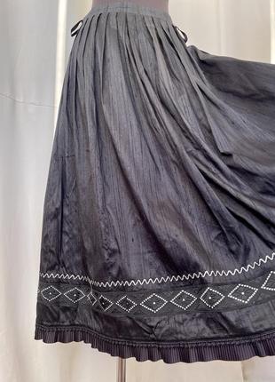 Винтажная шелковая юбка макси пышная из дикого шелка черная с серебряным узором вдоль подола в народном стиле винтаж6 фото
