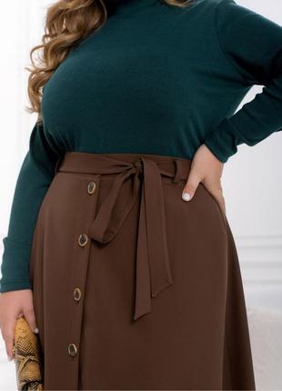 Спідниця жіноча середньої довжини міді, а-силуету, з кишенями, з поясом, батал, однотонна, шоколадна3 фото