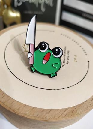 Пін зелена жаба з ножем значок жабка брошка ніж
