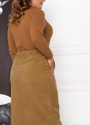 Юбка женская средней длины, миди, вельветовая, с карманами, на пуговицах, батал, светло коричневая4 фото