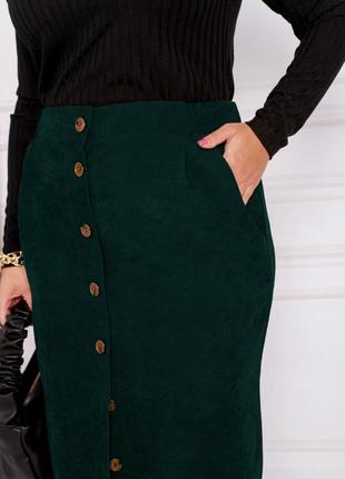 Юбка женская средней длины, миди, вельветовая, с карманами, на пуговицах, батал, зеленая4 фото