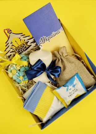 Недорогий чайний новорічний подарунковий набір "love ua" з шкарпетками р.36-401 фото