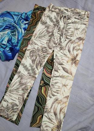 Легкі стрейчеві штани, скіні, з рослинним принтом,m-хl, італія.1 фото
