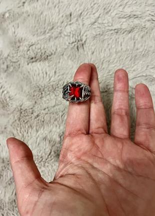 Готическое кольцо с красным камнем серебряного цвета