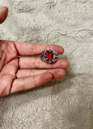 Готическое кольцо с красным камнем серебряного цвета3 фото