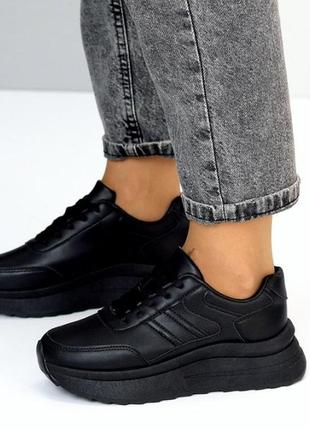 Чорні кросівки із натуральної шкіри на платформі