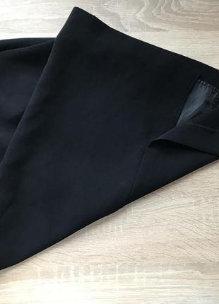 Классическая черная юбка до колена с боковыми карманами3 фото