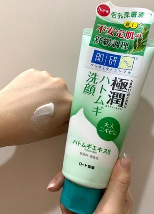 Пенка, очищающая против взрослого акне gokujyun hatomugi face wash foam, япония