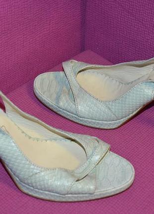 Босоножки на каблуке