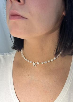 Ожерелье из искусственных жемчужин и буквой к